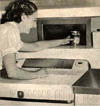[La signora Heinlein butta una latta vuota nella spazzatura esterna]